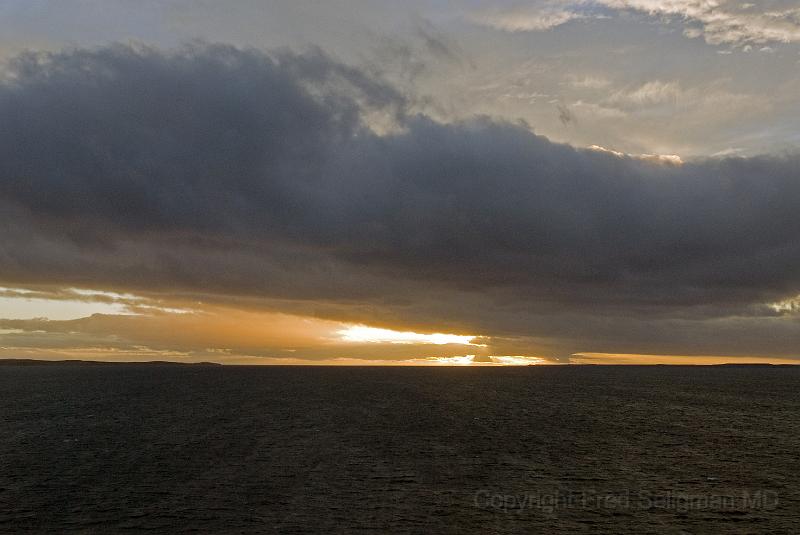 20071212 214241 D200 3900x2600.jpg - Sunset in the Straits of Magellan